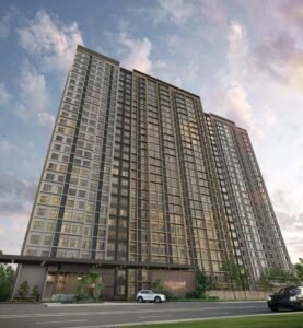 Amberwood Resort Residences 大楼外观效果图，展示两座约26层高的现代公寓大楼，底层设有入口大堂及景观绿化，前方为街道及停泊的白色轿车，背景为蓝天白云